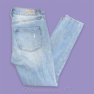 Only worn once Tillys ripped button fly boyfriend jeans!❣️